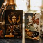 "Christephania Tarot, 78 Karten & Booklet, Deutungen und Legemuster" ziert kunstvolle Kartenboxen mit Illustrationen.