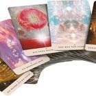 Mehrere Karten mit mystischen Illustrationen und Texten wie „DIE HOHE MOHN“, „DIE BRENNENDE ROSE“, „KAMMER DER TRANSFORMATION“.
