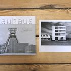 "Bauhaus in Nordrhein-Westfalen" Buch mit Industriegebäude-Cover und schwarz-weiße Fotografie eines modernen Gebäudes daneben.