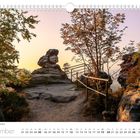 September, Sonnenuntergang auf dem Papststein. Ein Pfad mit Felsen und Bäumen, warmes Licht und eine felsige Aussicht.