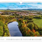 "September" und Kalendertage darunter; Landschaft mit See, Bäumen und Stadt im Hintergrund.