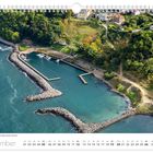 "Der kleine Hafen von Lohme am Nationalpark Jasmund." Kalender im September. Luftaufnahme eines Hafens mit Yachten und grüner Umgebung.