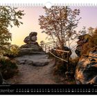 "September. Sonnenuntergang auf dem Papststein. 20.09. Weltkindertag." Felslandschaft mit Bäumen im Licht der Abenddämmerung.