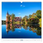 „Schloss Muskau im Fürst-Pückler-Park in Bad Muskau.“ Ein Schloss mit Turm spiegelt sich in einem ruhigen See.