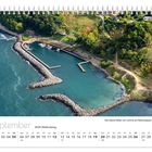 Kalenderseite September, 20.09. Weltkindertag. Kleiner Hafen von Lohme, Nationalpark Jasmund. Küstenansicht von oben.