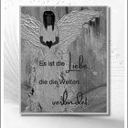 Text: "Es ist die Liebe, die die Welten verbindet." Eine Illustration eines Engels mit großen Flügeln und dunklem Haar.
