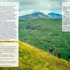 Texte über Wegenutzung, irisches Ortsbegriffe-Glossar und verantwortungsbewusstes Verhalten in der Natur. Drei Wanderer auf grünem Hügel.