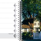 Mai 2027. Kalender mit Wochentagen. Rechts ein Fachwerkhaus mit Reetdach und großen Bäumen davor.
