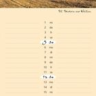 September, St. Severin vor Keitum, Monatskalender mit Strohrundballen auf einem Feld, Wolken und blauer Himmel.