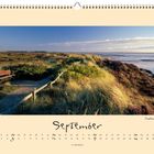„September“ in eleganter Schrift, darunter ein Kalender. Landschaft mit Bank, Pfad, Dünen und Meer im Hintergrund.