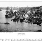 „SEPTEMBER“ steht groß geschrieben. Unten ein Kalendarium. Historische Hafenaufnahme mit vielen Segelschiffen.