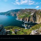 Slieve League. Kalender für September 2027. Steile Klippen am Meer unter blauem Himmel.