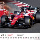 SEPTEMBER 2027. Rennfahrer in rotem Overall, Ferrari-Formel-1-Auto auf der Rennstrecke, Kalenderdarstellung.