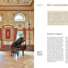 Kapitel V: Die Leuchtenberg-Zeit. Zuflucht in Bayern. Raum mit opulenter Dekoration, roter Vorhänge, Flügel und hölzernem Boden.