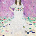„Gustav Klimt“ unten rechts. Ein Mädchen im weißen Kleid vor violettem Hintergrund voller Blumen.