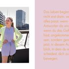 Text: „Das Leben beginnt nicht erst dann, wenn alles passt, [...]“ Frau steht lächelnd am Wasser, trägt sportliche Kleidung.
