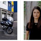 Links ein Motorrad vor einem Gebäude mit grauen, gelben und blauen Flächen. Rechts eine Frau mit langen, dunklen Haaren vor einem unscharfen Hintergrund.