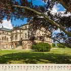 Septemberkalender mit Römischem Haus im Sonnenschein, umgeben von Bäumen und gepflegtem Rasen.