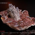 "MUNDUS MINERALIS 2027" und "SEPTEMBER" mit Kalenderdaten. Calcit-Stein auf dunklem Hintergrund, kristalline Struktur.