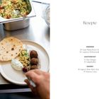 Rezepte: Vorspeise, Hauptgericht, Dessert. Teller mit Brot, Falafel, Dip, Salat. Behälter mit buntem Salat im Hintergrund.