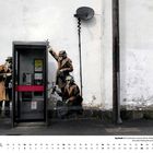 APRIL, Spy Booth 2014: Drei Agenten im 1950er-Stil belauschen eine Telefonzelle.