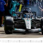 „SEPTEMBER“ unten, „GP Großbritannien (Silverstone)“ rechts. Ein Rennwagen fährt aus der Box, umgeben von Boxencrew.