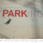 Text: "PARK" in Rot, "ING" verblasst. Ein Mädchen auf einer Schaukel integriert im Wort. Darunter ein Kalender für September.