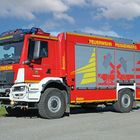 Der Text lautet: "FEUERWEHR PEISSENBERG". Zu sehen ist ein rotes Feuerwehrauto auf einer Straße.