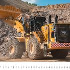 Text: "SEPTEMBER", "55", "Caterpillar 992". Ein großer, gelber Radlader steht in einem steinigen Tagebau.