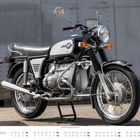 Kalendertext: September. BMW R75/5, Baujahr 1969–1973. Klassisches schwarzes Motorrad vor einem metallischen Hintergrund.
