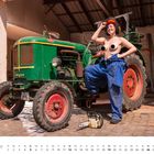 "Deutz" auf grünem Traktor, Kalender für September. Eine Person trägt blaue Latzhose und Helm, posiert neben dem Traktor.