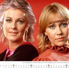 Text: "SEPTEMBER...Frida und Agnetha bei einer ihrer letzten Fotosessions im Jahr 1982." Zwei Frauen vor rotem Hintergrund.