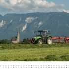 "SEPTEMBER" unten, Kalender mit Tagen darunter. Traktor auf Wiese, Kirche im Hintergrund vor Bergkulisse.