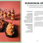 SCHASCHLIK-SPIESSE mit Paprikasauce. Fleisch am Spieß. Links: Spieße und Schalen mit Tomatenreis und Paprikagericht.