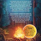 „PARANORMALE BABYSITTER: WIR SCHAU KELN IHR KIND!“ Text auf Waldboden mit Lagerfeuer und Bäumen.