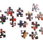 Verschiedene Puzzlestücke zeigen bunte, stilisierte Illustrationen von Personen in mittelalterlicher Kleidung.