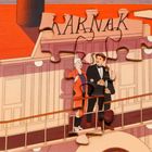 Text: "KARNAC". Ein Puzzleteil zeigt ein Paar, das elegant auf einem Schiff steht.