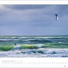 "September 2027 | Die Insel Sylt. Ein Kitesurfer auf grünen Wellen unter bewölktem Himmel, über einem Monatskalender."