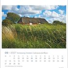 09 | 2027, Schleswig-Holstein, Land zwischen den Meeren. Grüne Wiese, reetgedecktes Haus, blauer Himmel mit Wolken.