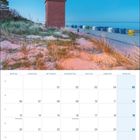 Kalenderseite September 2027, darunter Strandbild mit Leuchtturm, Strandkörben und Dünen im Abendlicht.