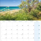 Kalender September 2027, "Fischland-Darß-Zingst". Bild zeigt blauen Himmel, grünes Gras und Meer im Hintergrund.