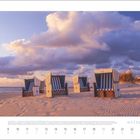 September 2027 Kalender mit Strandkörben auf einem Strand bei Sonnenuntergang, Meer und Wolken im Hintergrund.