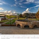 Köln, Rheinufer mit historischer Eisenbahn-Drehscheibe, Reiterdenkmal, Eisenbahnbrücke und modernem Gebäude im Hintergrund.