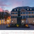 „9/2027, Bonn – Beethoven-Denkmal vor dem Kurfürstlichen Palais“. Abendstimmung mit beleuchteten Gebäuden und Statue.