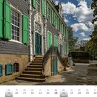 April/Mai 2027 Kalender; Haus Cleff in Remscheid-Hasten; historisches Gebäude mit grünen Fensterläden und Eingangstüren.