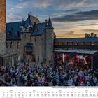 Kalender "9 2027". Schloss und Konzertbühne, viele Leute im Hof, Abendstimmung.