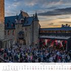 Schloss Burg und Burg an der Wupper. Konzert auf dem Innenhof mit vielen Zuschauern und einer beleuchteten Bühne.