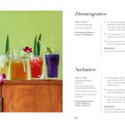 Zitronengrastee- und Anchantee-Rezepte mit Bildern von bunten Getränken, verziert mit Orchideenblüten auf einem Holzschrank.