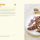 Rezept für Grillbanane mit Schoko-Nussmus. Banane auf Teller, überzogen mit Schokosauce und gehackten Nüssen.