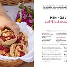"Mini-Galettes mit Himbeeren & Apfel" und ein Tipp zu Himbeeren. Links: Hand hält Galette, daneben Blumen. Rechts: Rezepttext.
